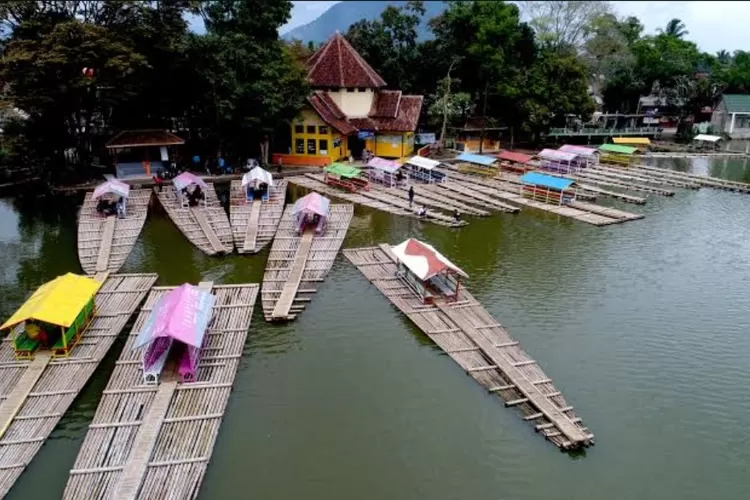 Explore Wisata Bandung Barat - Candi Cangkuang